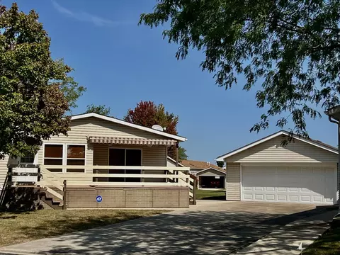 890 Cherry St, Manteno, IL 60950