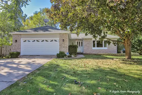 1607 Jennifer Ln, Mchenry, IL 60050