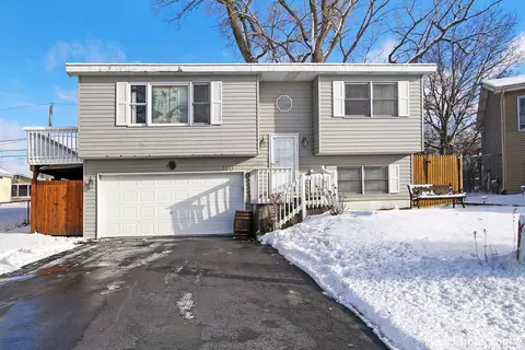 130 S Lakeshore Dr, Lakemoor, IL 60051