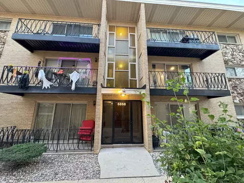 6858 N Northwest Hwy #3F, Chicago, IL 60631