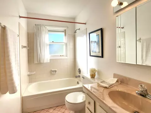 Bath - 4717 Ashley Dr, Mchenry, IL 60050 photo 1 of 1