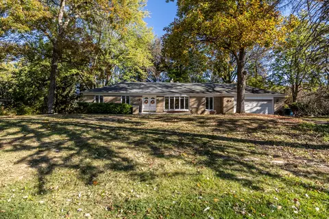 38 W646 Ridgewood Ln, Elgin, IL 60124
