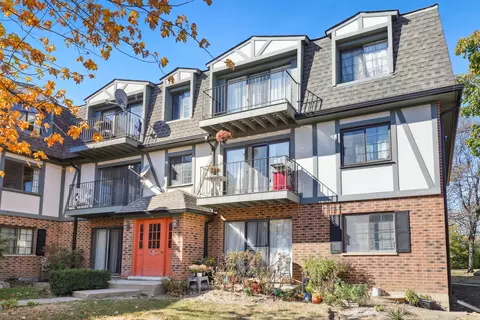 104 Armstrong Dr #B, Buffalo Grove, IL 60089
