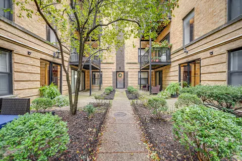 1059 W Foster Ave #1E, Chicago, IL 60640