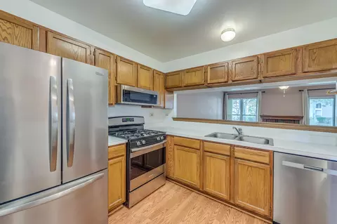 Kitchen - 10 Stonegate Ct, Algonquin, IL 60102 photo 2 of 2