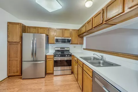 Kitchen - 10 Stonegate Ct, Algonquin, IL 60102 photo 1 of 2