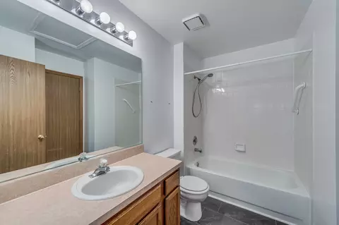 Bath - 10 Stonegate Ct, Algonquin, IL 60102 photo 2 of 2