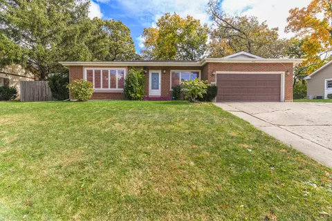 1206 Oakwood Dr, Mchenry, IL 60050