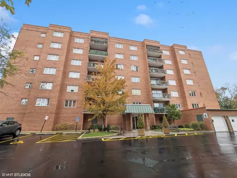 545 S River Rd #207, Des Plaines, IL 60016