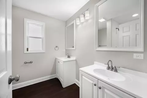 Bath - 1027 Bentley Ln, Bartlett, IL 60103 photo 2 of 3