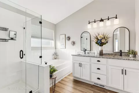 Bath - 2901 Falling Waters Ln, Lindenhurst, IL 60046 photo 1 of 3