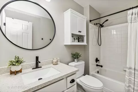 Bath - 2901 Falling Waters Ln, Lindenhurst, IL 60046 photo 2 of 3