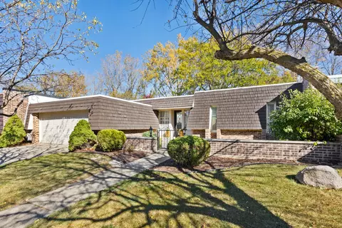 13 Temple Garden Ct, Saint Charles, IL 60174
