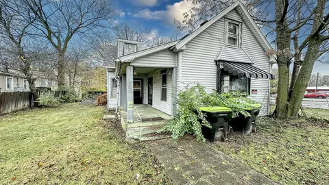 706 E Main St, Urbana, IL 61802