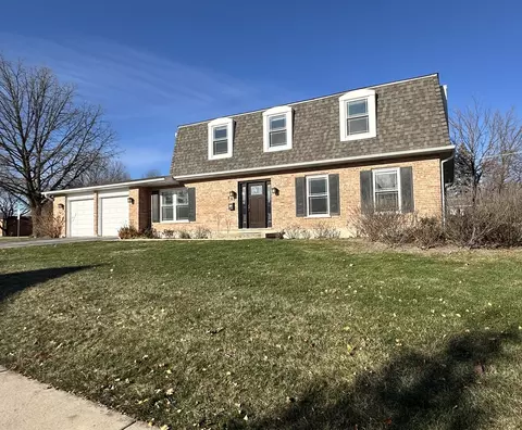 841 S Grove Ave, Barrington, IL 60010