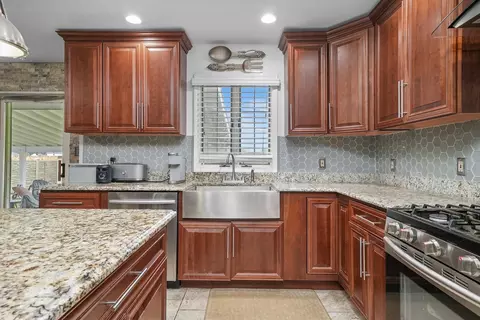 Kitchen - 18400 Holland Rd, Lansing, IL 60438 photo 2 of 3
