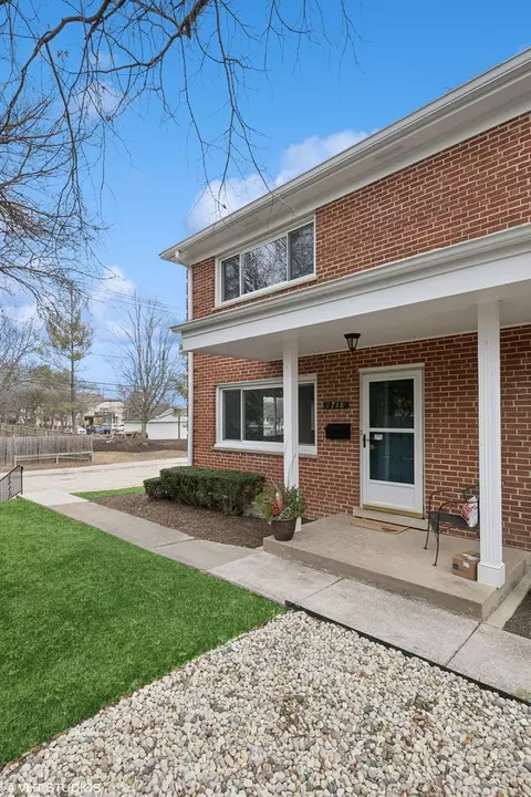 1748 Linneman St, Glenview, IL 60025 photo 3