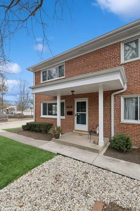 1748 Linneman St, Glenview, IL 60025 photo 2