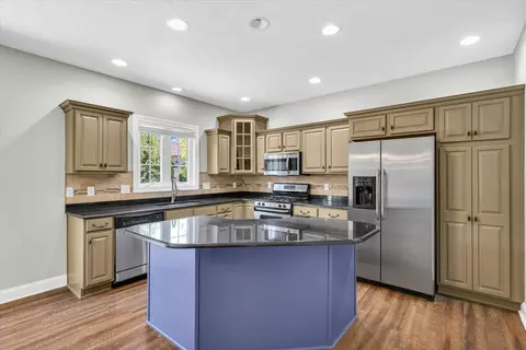 Kitchen - 2005 Emerald Dr, Champaign, IL 61822 photo 2 of 4