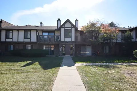 219 Uteg St #G, Crystal Lake, IL 60014