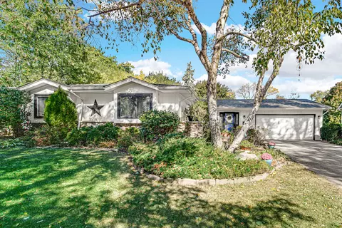 1100 Regency Ln, Libertyville, IL 60048