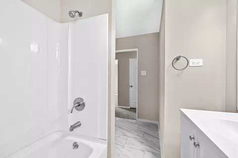 Bath - 8719 44th Pl, Lyons, IL 60534 photo 2 of 2