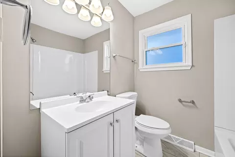 Bath - 8719 44th Pl, Lyons, IL 60534 photo 1 of 2