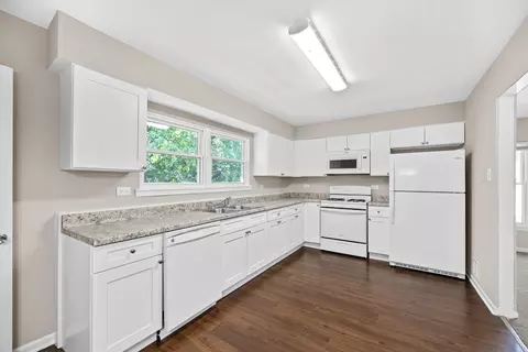 Kitchen - 8719 44th Pl, Lyons, IL 60534 photo 1 of 3