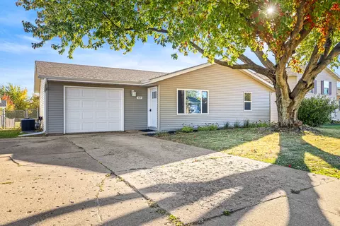409 E 26th St, Sterling, IL 61081