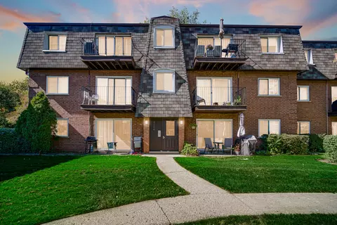 9384 Bay Colony Dr #1S, Des Plaines, IL 60016