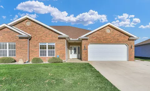 1924 S Prairie Winds Dr, Urbana, IL 61802