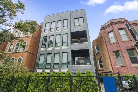2446 W Foster Ave #202, Chicago, IL 60625