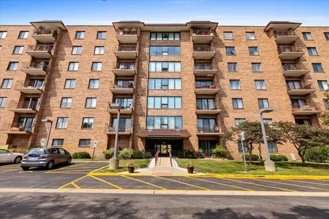 1777 W Crystal Ln #303, Mount Prospect, IL 60056
