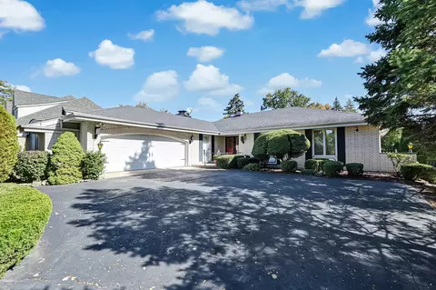 9 S617 Brookbank Rd, Willowbrook, IL 60527