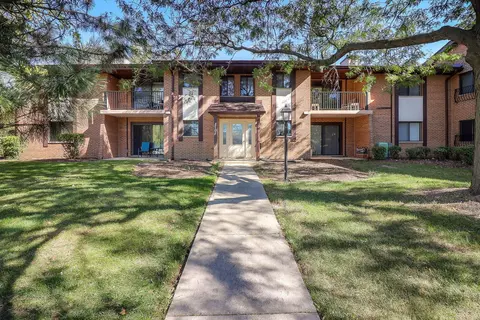 8101 Piers Dr #1802, Woodridge, IL 60517