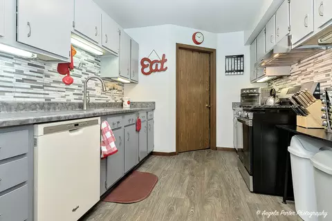 Kitchen - 601 Devonshire Ct #B, Mchenry, IL 60050 photo 3 of 3