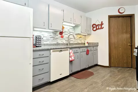 Kitchen - 601 Devonshire Ct #B, Mchenry, IL 60050 photo 2 of 3