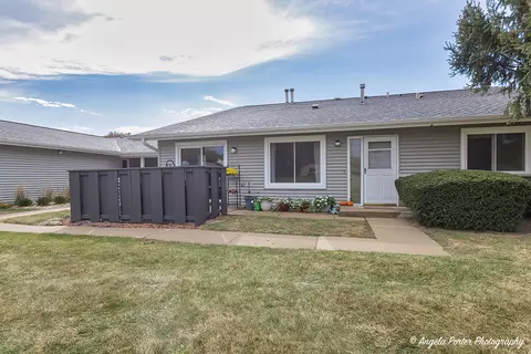 Exterior - 601 Devonshire Ct #B, Mchenry, IL 60050 photo 2 of 6