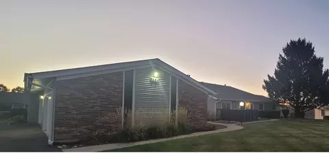 Exterior - 601 Devonshire Ct #B, Mchenry, IL 60050 photo 5 of 6