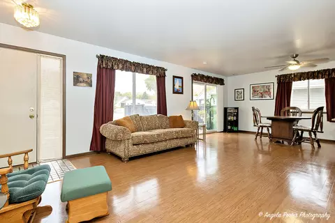 Living - 601 Devonshire Ct #B, Mchenry, IL 60050 photo 2 of 3