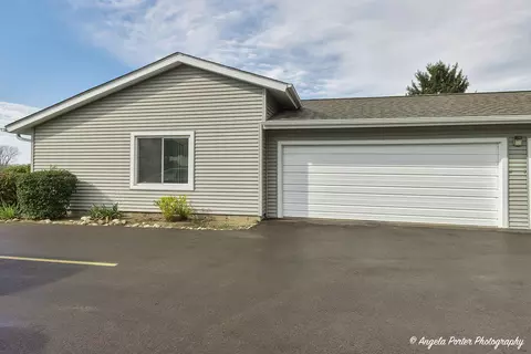 Exterior - 601 Devonshire Ct #B, Mchenry, IL 60050 photo 3 of 6