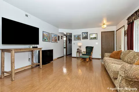 Living - 601 Devonshire Ct #B, Mchenry, IL 60050 photo 1 of 3