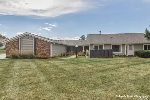 601 Devonshire Ct #B, Mchenry, IL 60050