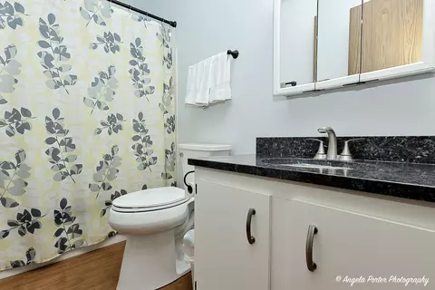 Bath - 601 Devonshire Ct #B, Mchenry, IL 60050 photo 1 of 2