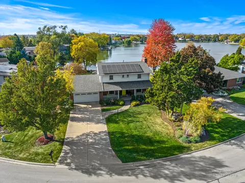 2904 S Briarwood Dr E, Arlington Heights, IL 60005