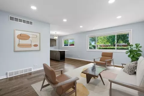 Living - 601 Lance Dr, Des Plaines, IL 60016 photo 2 of 3