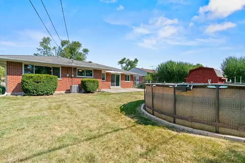 Exterior - 601 Lance Dr, Des Plaines, IL 60016 photo 3 of 3