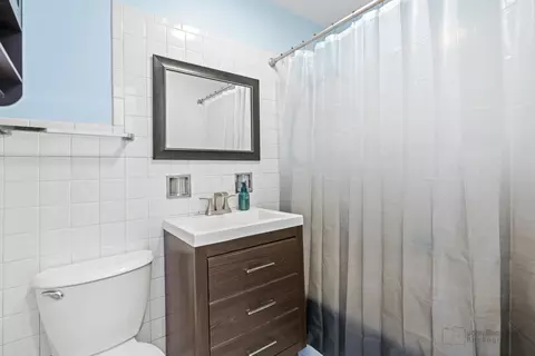 Bath - 601 Lance Dr, Des Plaines, IL 60016 photo 2 of 3