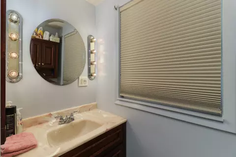 Bath - 625 Warren St, Chenoa, IL 61726 photo 2 of 3