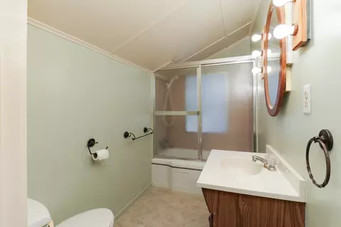 Bath - 625 Warren St, Chenoa, IL 61726 photo 3 of 3